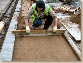 screeding the laying course