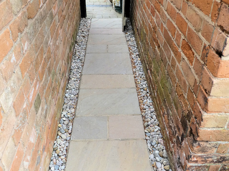 splash strip in narrow ginnel