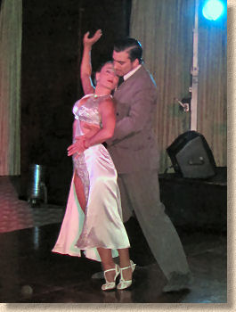 tango dancers