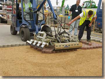 Machine lay paving