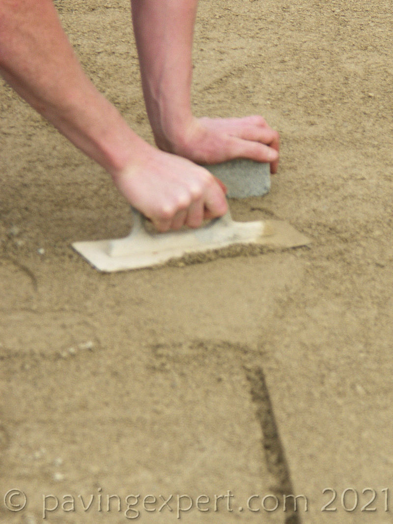 infilling a screed rail