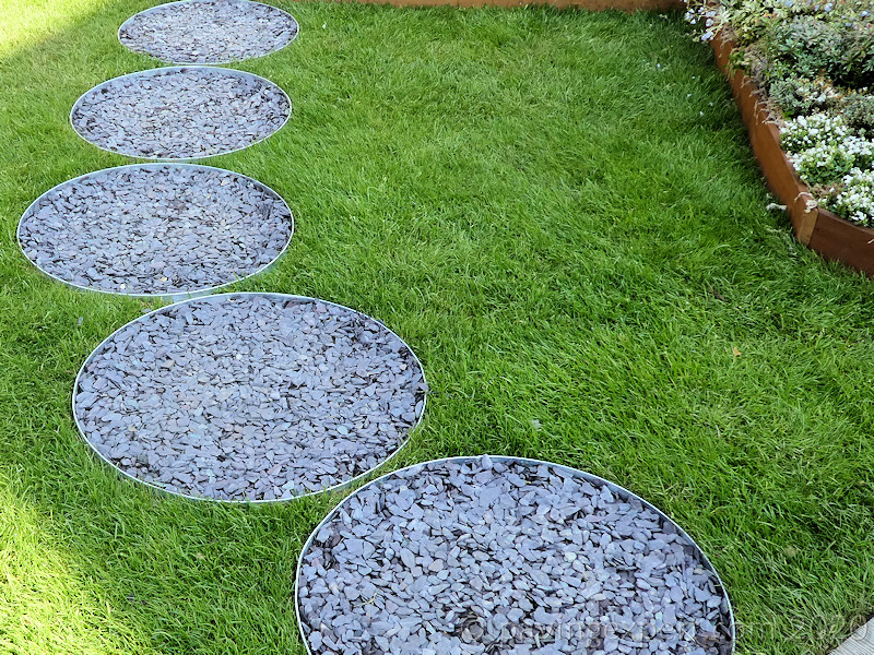 Slate chippings - feature circles