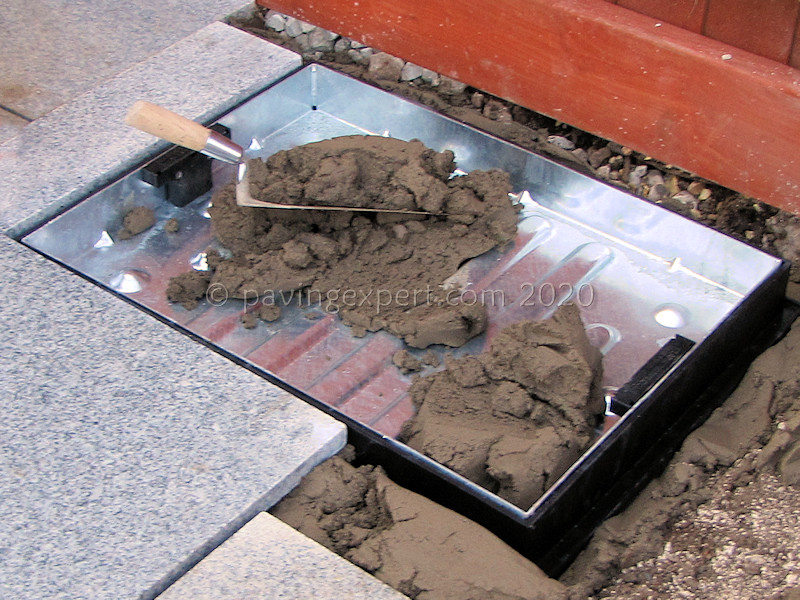 place mortar bed in tray